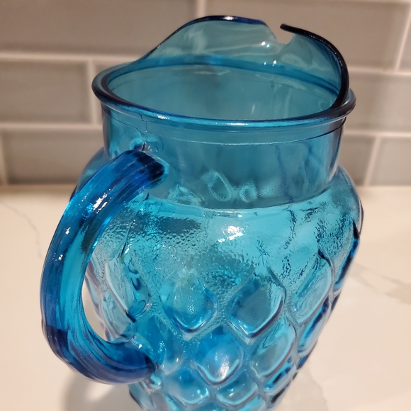 Vintage aqua blue pitcher, approximately 9 inches tall - Picture 4 of 8